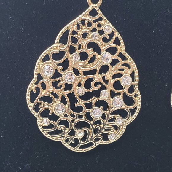 VINTAGE GOLD TONE FILIGREE SCALLOPED EDGE with RHINESTONE EARRINGS - Picture 3 of 3